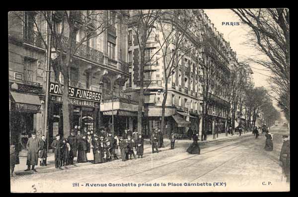 FRANCE, Paris XX, Avenue Gambetta, devant magasin, anim&eacute; (75)