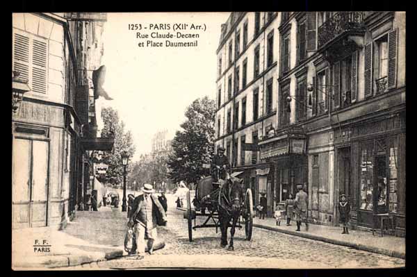 FRANCE, Paris XII, Rue Claude-Decaen, devant magasin, anim&eacute; (75)