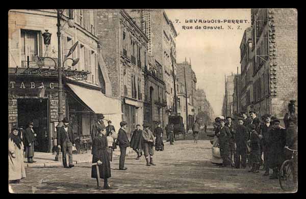 FRANCE, Levallois-Perret, Rue de Gravel, anim&eacute; (92)