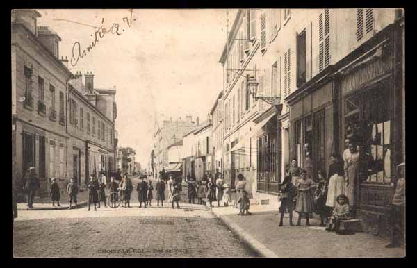 FRANCE, Choisy-le-Roi, Rue de Vitry, devant magasin, anim&eacute; (94)