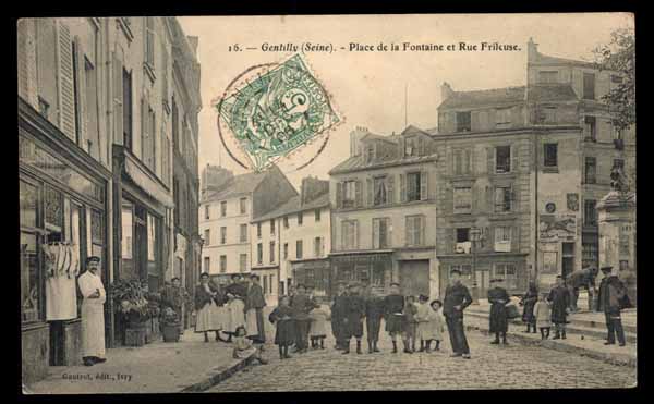 FRANCE, Gentilly, Place de la Fontaine, devant magasin, anim&eacute; (94)