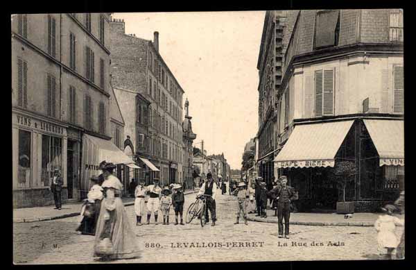 FRANCE, Levallois-Perret, Rue des Arts, devant cafe, anim&eacute; (92)