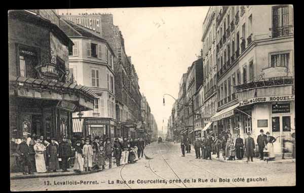 FRANCE, Levallois-Perret, Rue de Courcelles, devant magasin, anim&eacute; (92)