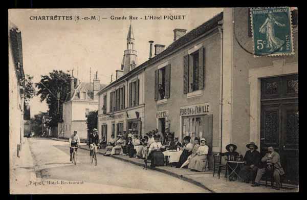 FRANCE, Chartrettes, Grande Rue, devant Hotel Piquet, anim&eacute; (77)