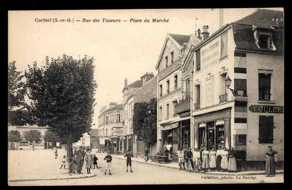 FRANCE, Corbeil, Rue des Tisseurs, Place du Marche, devant magasin, anim&eacute; (91)