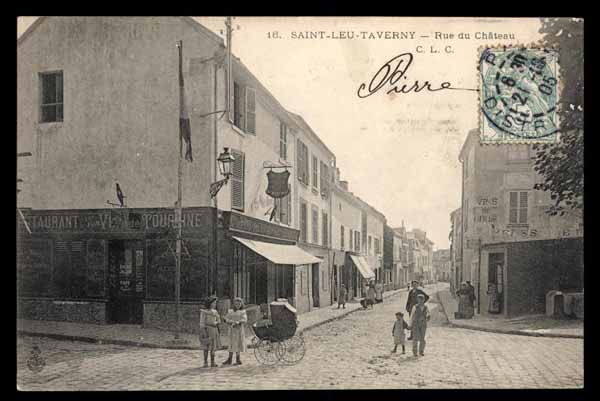 FRANCE, Saint-Leu-Taverny, Rue du Chateau, devant restaurant, anim&eacute; (95)