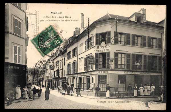 FRANCE, Meaux, devant Hotel des Trois Bois, anim&eacute; (77)