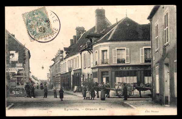 FRANCE, Egreville, Grande Rue, devant cafe, anim&eacute; (77)