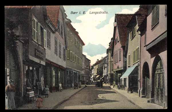 FRANCE, Barr i.E., Langestrasse, devant magasin, anim&eacute; (67)