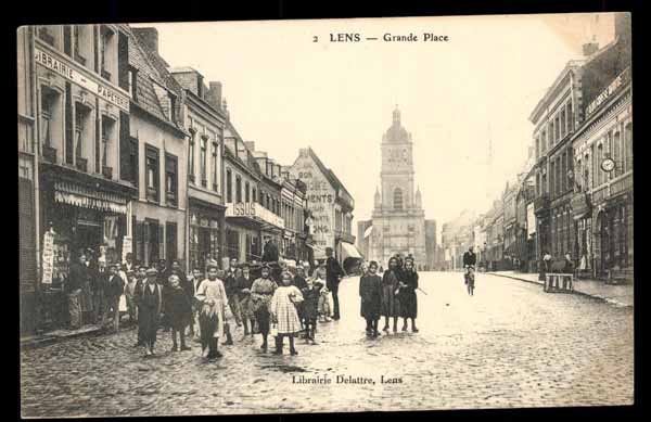 FRANCE, Lens, Grande Place, devant magasins, anim&eacute; (62)