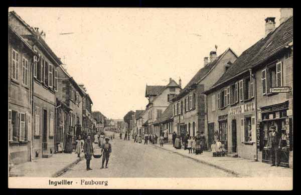 FRANCE, Ingwiller, Faubourg, devant magasin, anim&eacute; (67)