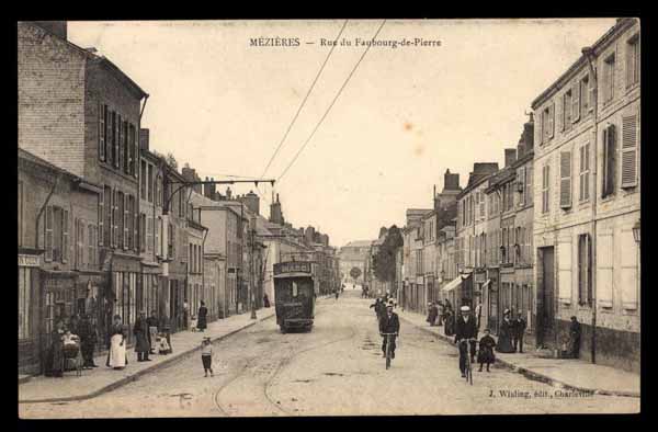 FRANCE, Mezieres, Rue du Faubourg-de-Pierre, tramway, anim&eacute; (08)